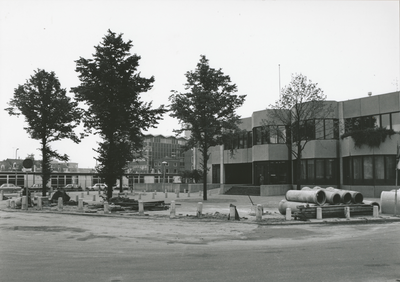 863433 Afbeelding van de rioleringswerkzaamheden op de hoek van de Kroonstraat (voorgrond) en de Waterstraat in Wijk C ...